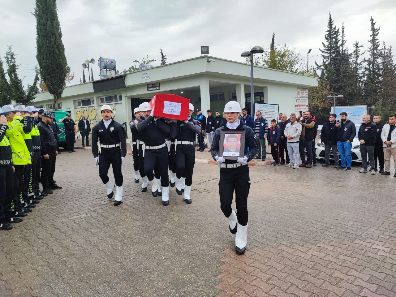 losemiye yenik dusen genc polisi 8 aylik kizi uzerinde polis yazan beresiyle ugurladi 7 kJBRaRBF