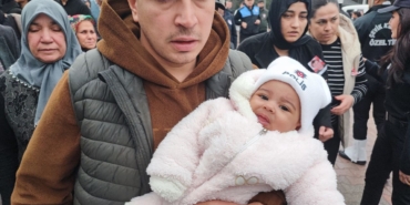 losemiye-yenik-dusen-genc-polisi-8-aylik-kizi-uzerinde-polis-yazan-beresiyle-ugurladi-gIDfz17u.jpg