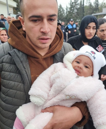 losemiye-yenik-dusen-genc-polisi-8-aylik-kizi-uzerinde-polis-yazan-beresiyle-ugurladi-gIDfz17u.jpg