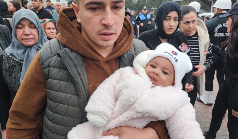 losemiye-yenik-dusen-genc-polisi-8-aylik-kizi-uzerinde-polis-yazan-beresiyle-ugurladi-gIDfz17u.jpg