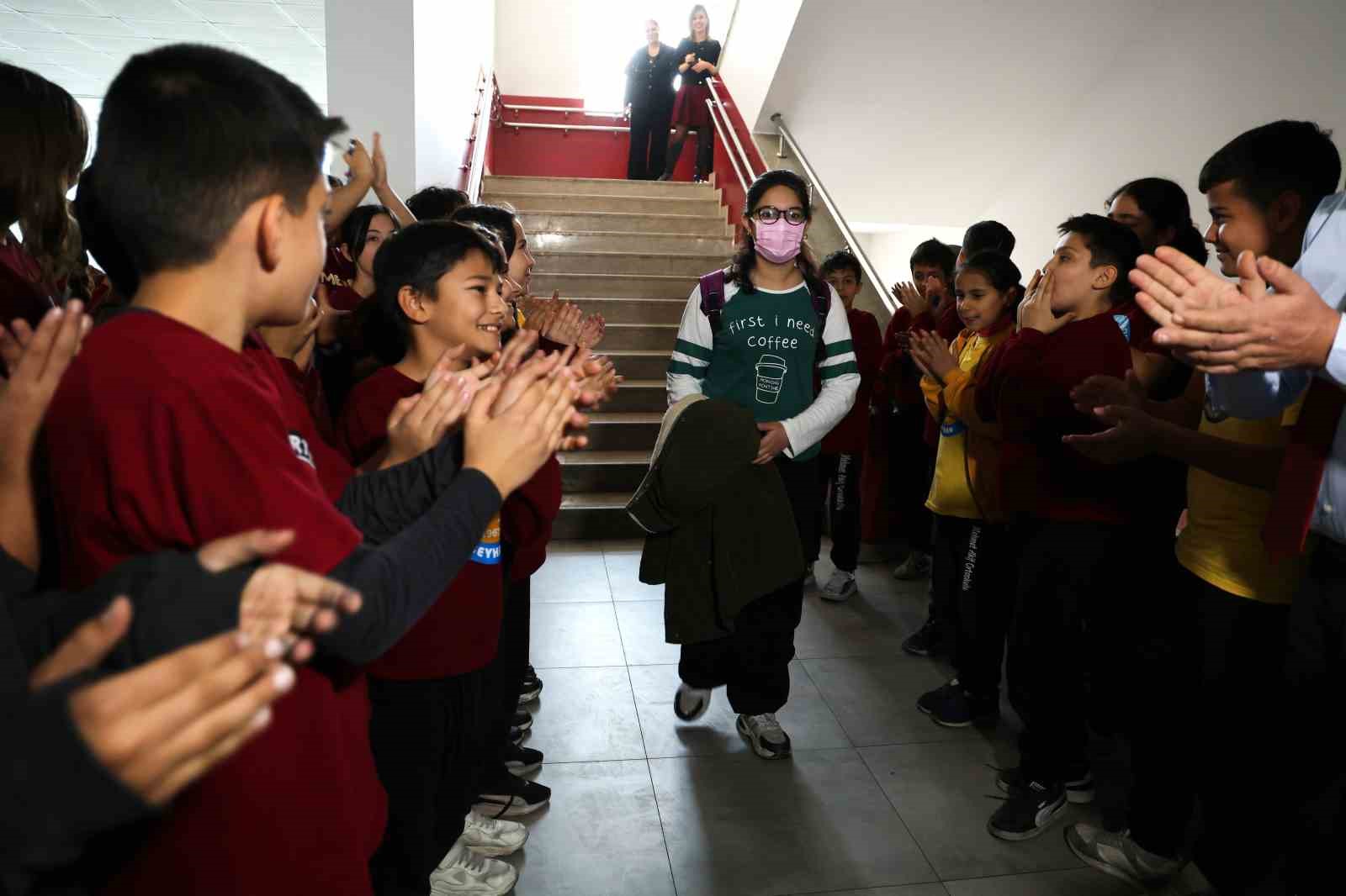 losemiyi yenen ikranur 3 yil sonra okula dondu cicek ve balonlarla karsilandi 0 AtBPH3uw