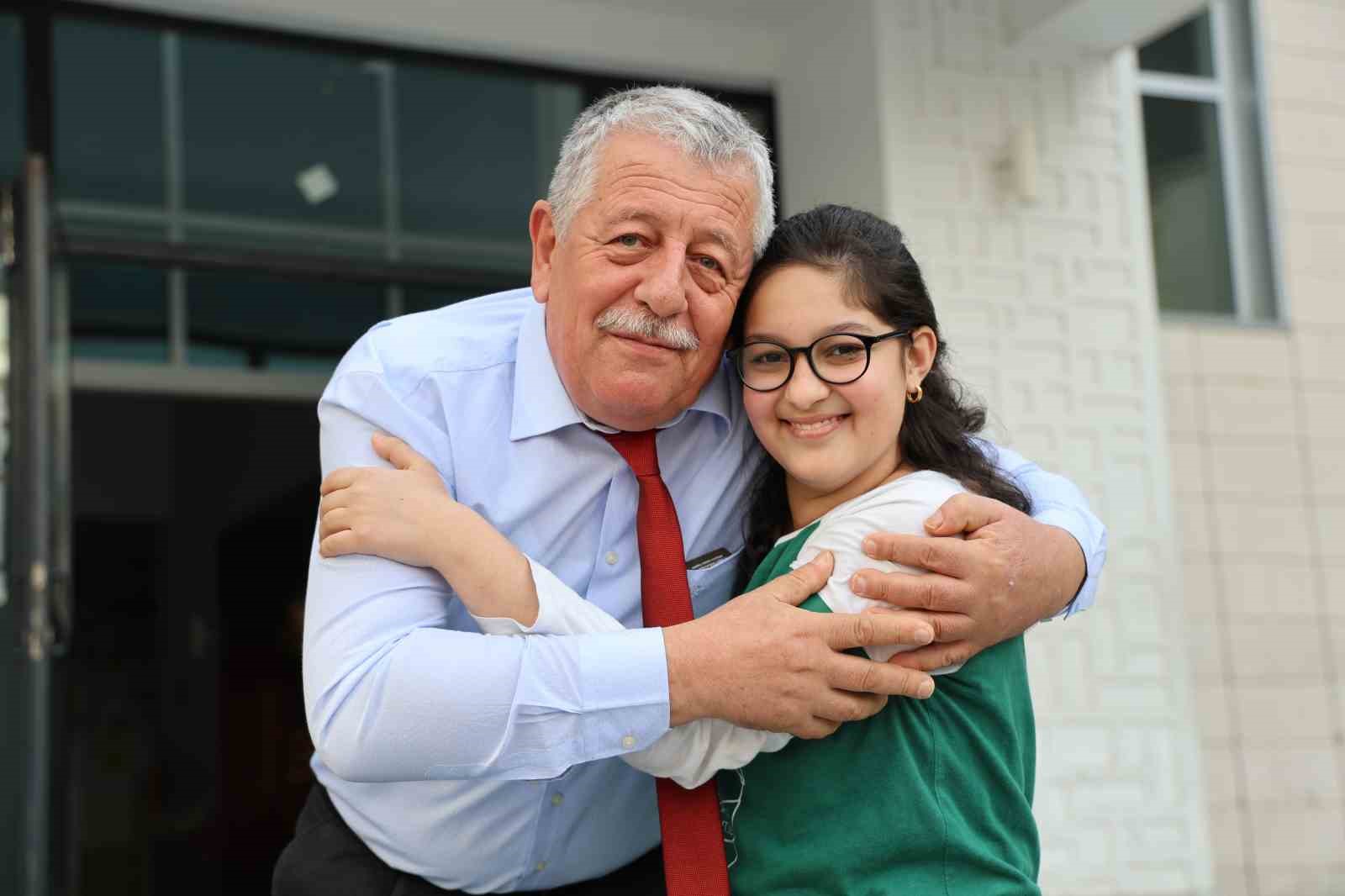 losemiyi yenen ikranur 3 yil sonra okula dondu cicek ve balonlarla karsilandi 1 JCGSIuN6