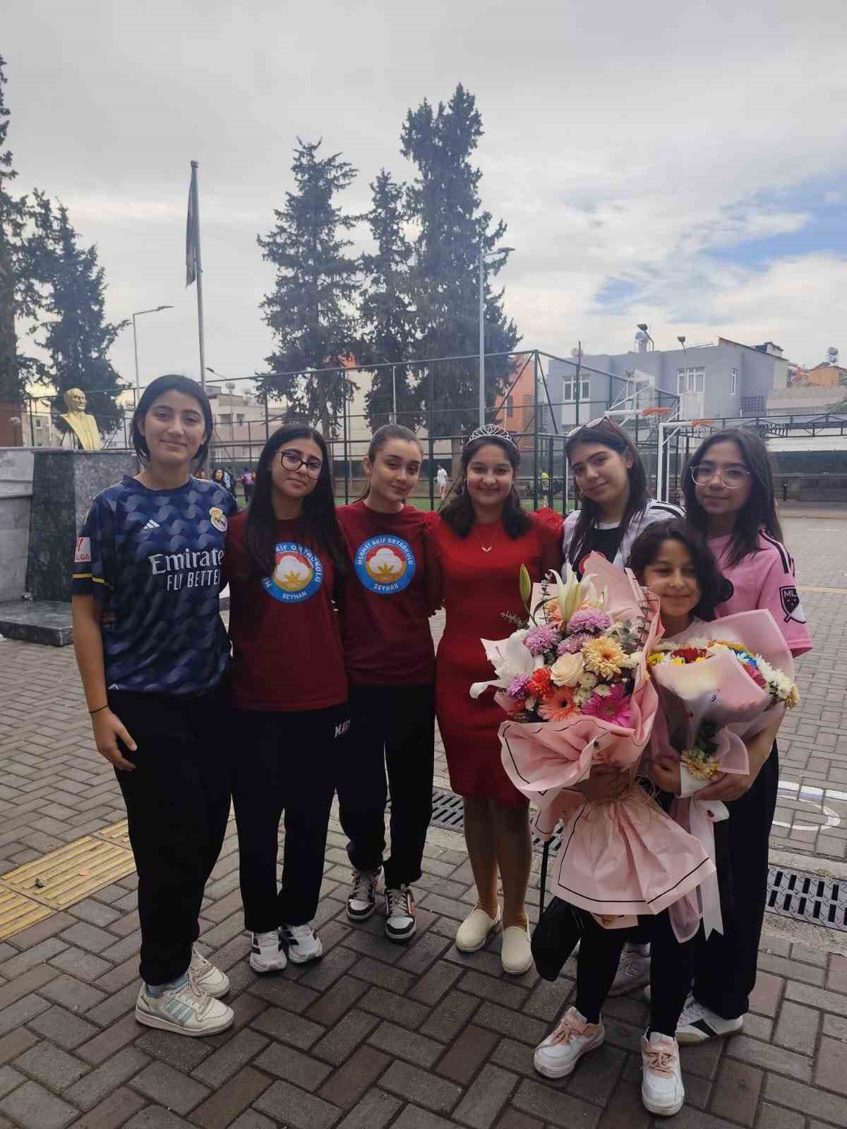 losemiyi yenen ikranur 3 yil sonra okula dondu cicek ve balonlarla karsilandi 10 wXZdMC44