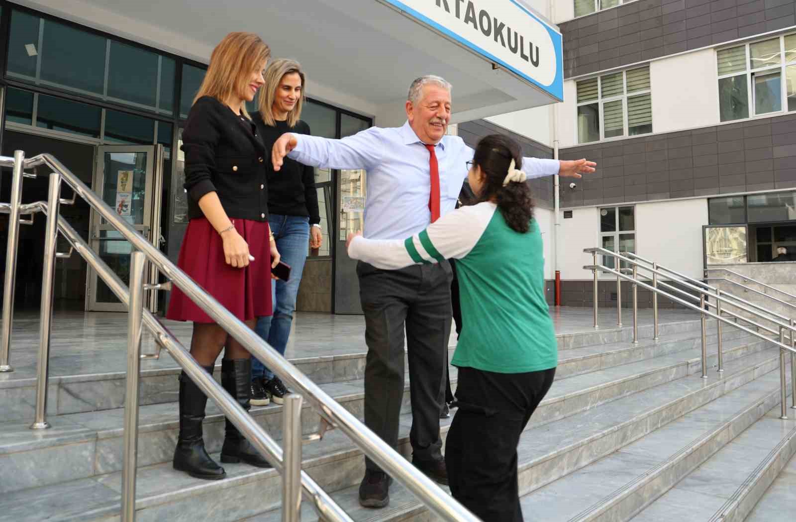losemiyi yenen ikranur 3 yil sonra okula dondu cicek ve balonlarla karsilandi 5 cuf9VHIn
