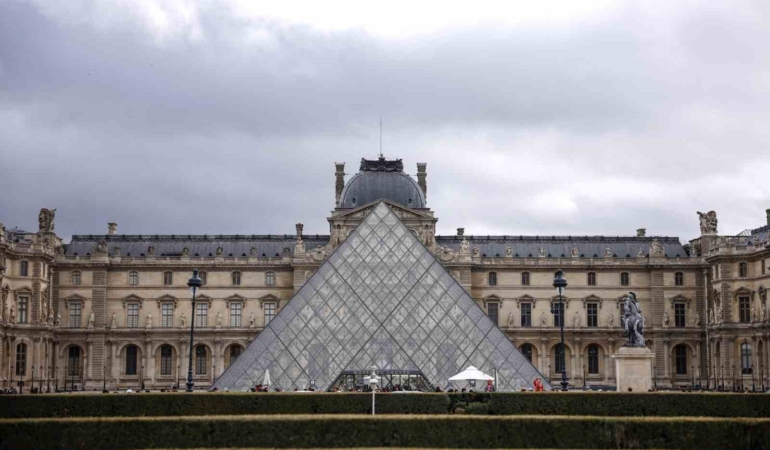 louvre-muzesinde-88-milyon-dolarlik-soygunun-ardindan-100-kameralik-ekstra-onlem-YKLzbXNu.jpg