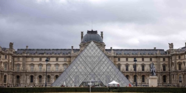 louvre-muzesinde-su-sizintisi-yaklasik-400-nadir-kitap-hasar-gordu-Mp3yu2pk.jpg