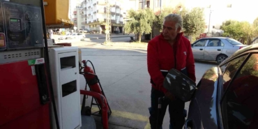 lpg-pompasi-takiliyken-hareket-eden-araca-pompaci-son-anda-mudahale-etti-FGbcAhjp.jpg