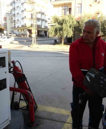 lpg-pompasi-takiliyken-hareket-eden-araca-pompaci-son-anda-mudahale-etti-FGbcAhjp.jpg