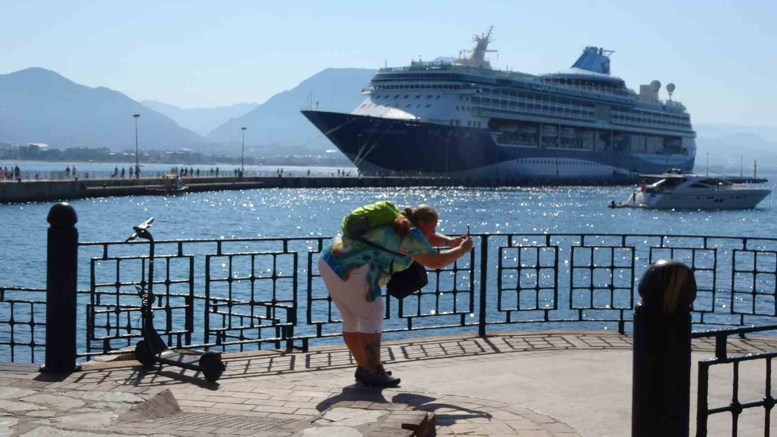Lüks kruvaziyer bin 749 turist ile Alanya iskelesine demir attı 5 luks kruvaziyer bin 749 turist ile alanya iskelesine demir atti 1