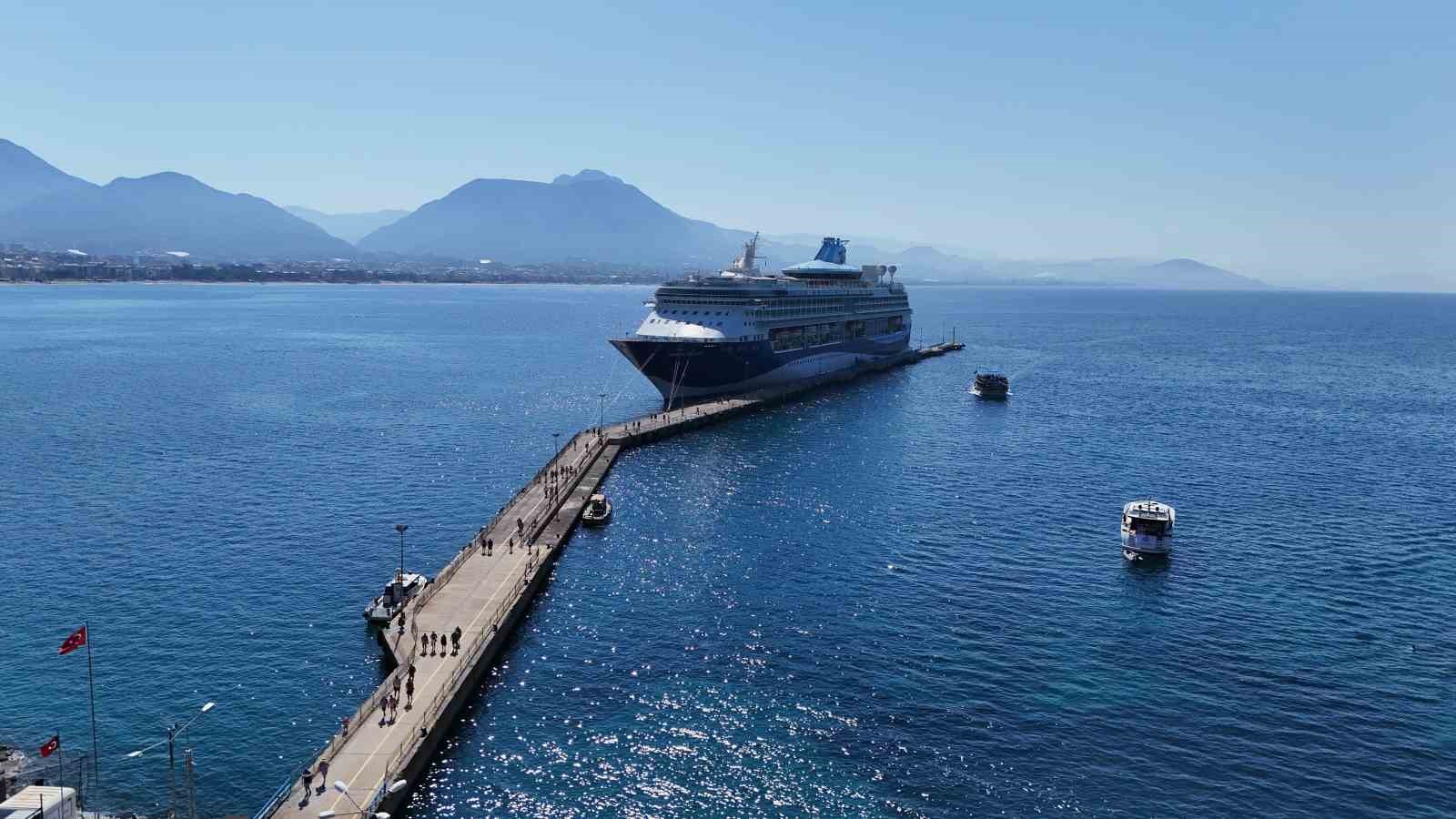 Lüks kruvaziyer bin 749 turist ile Alanya iskelesine demir attı 6 luks kruvaziyer bin 749 turist ile alanya iskelesine demir atti 2 3SBnV815