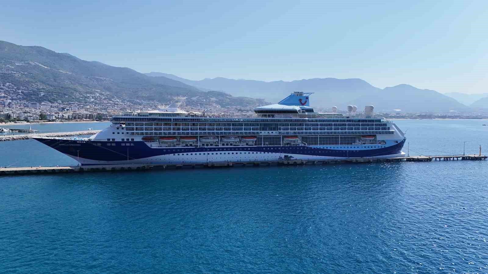 Lüks kruvaziyer bin 749 turist ile Alanya iskelesine demir attı 7 luks kruvaziyer bin 749 turist ile alanya iskelesine demir atti 3 8cwyaaZz