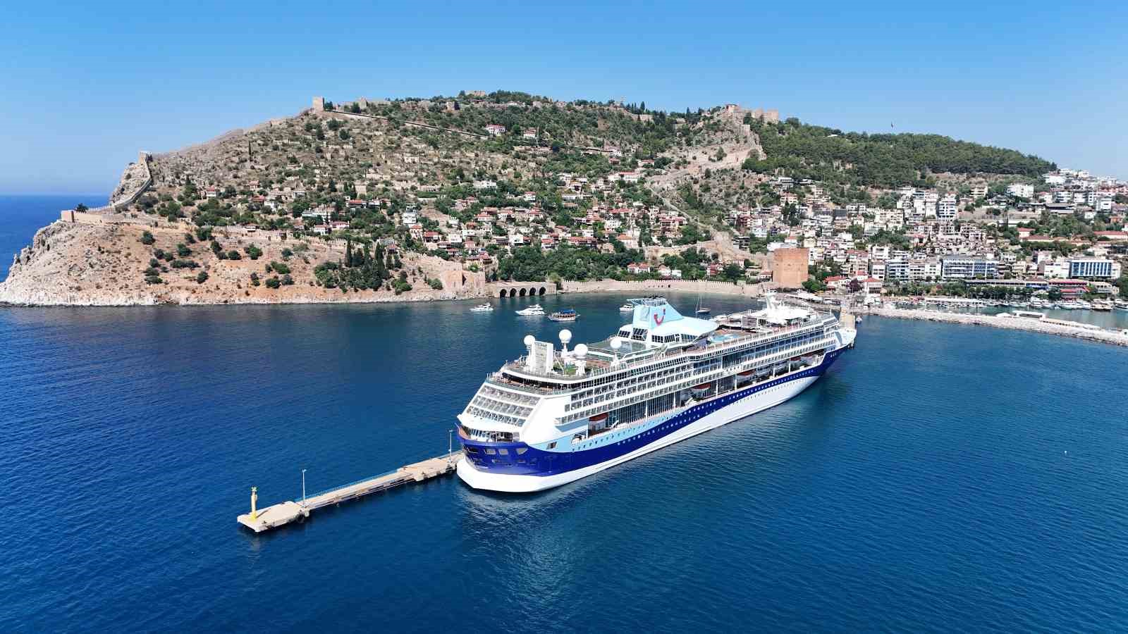 Lüks kruvaziyer bin 749 turist ile Alanya iskelesine demir attı 8 luks kruvaziyer bin 749 turist ile alanya iskelesine demir atti 4 2aTzKGPl