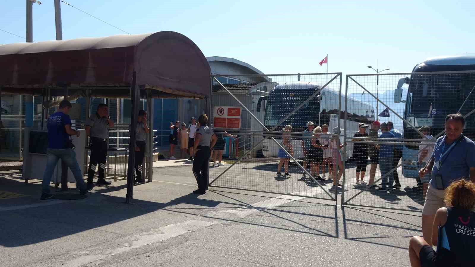Lüks kruvaziyer bin 749 turist ile Alanya iskelesine demir attı 13 luks kruvaziyer bin 749 turist ile alanya iskelesine demir atti 9 R7I6pMNw