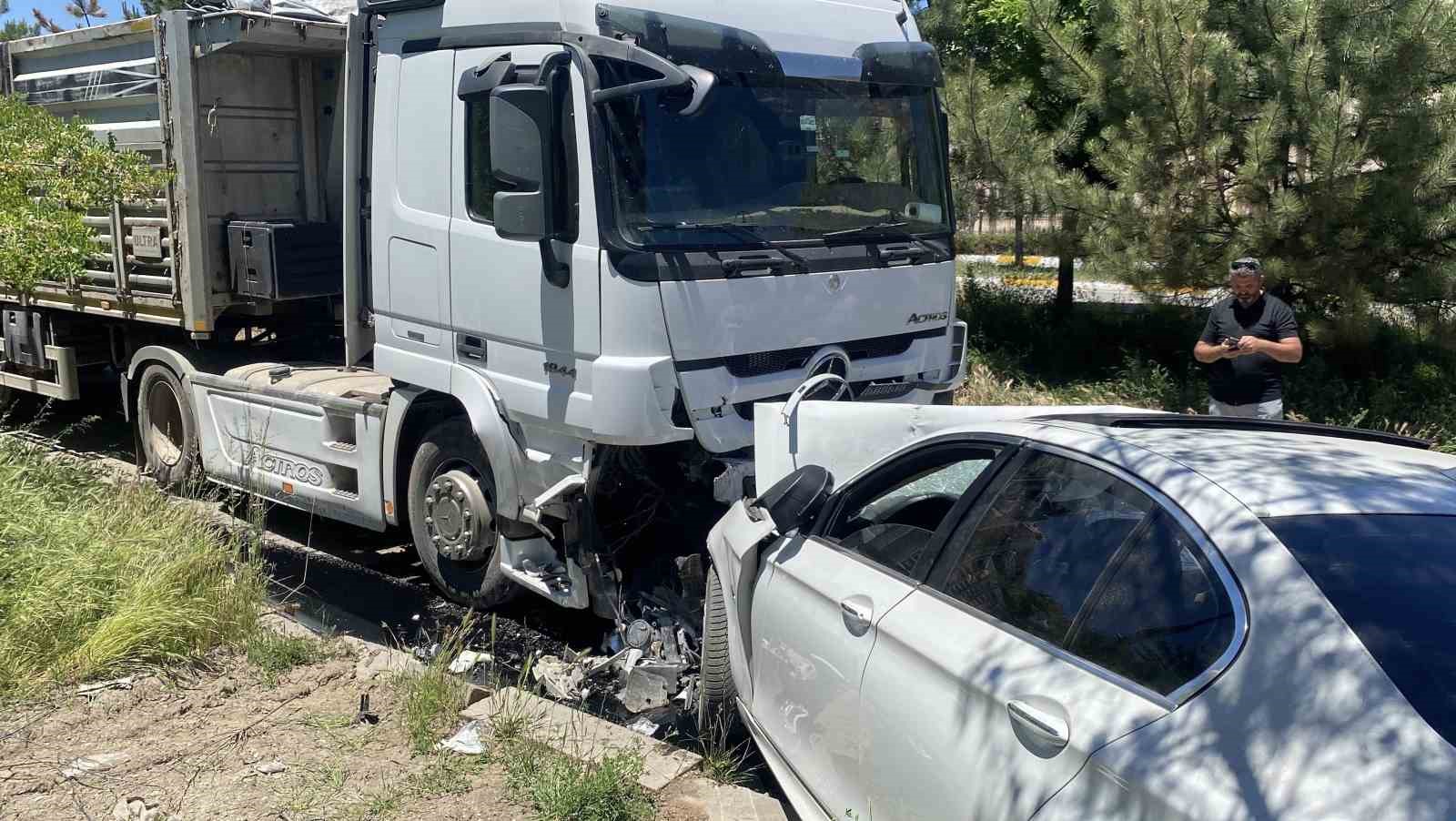 Lüks otomobil hurdaya döndü, sürücü ağır yaralandı 5 luks otomobil hurdaya dondu surucu agir yaralandi 1 MzrJUhvI
