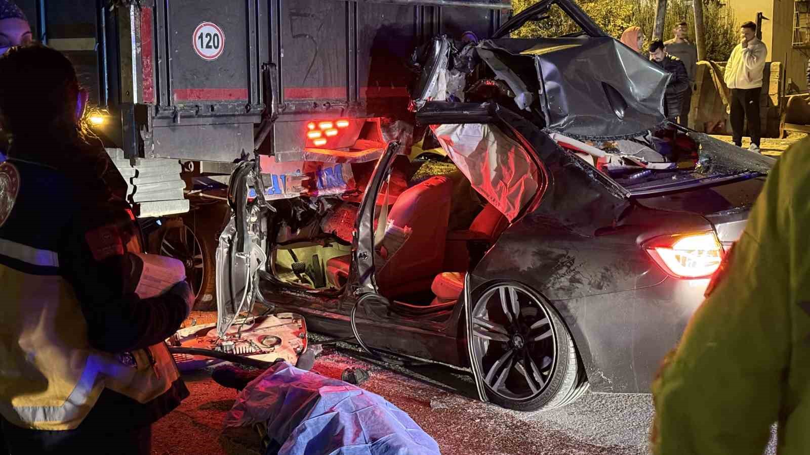 Lüks otomobil kamyona ok gibi saplandı: 1 ölü, 2 yaralı 4 luks otomobil kamyona ok gibi saplandi 1 olu 2 yarali 0 TlKPXKd9