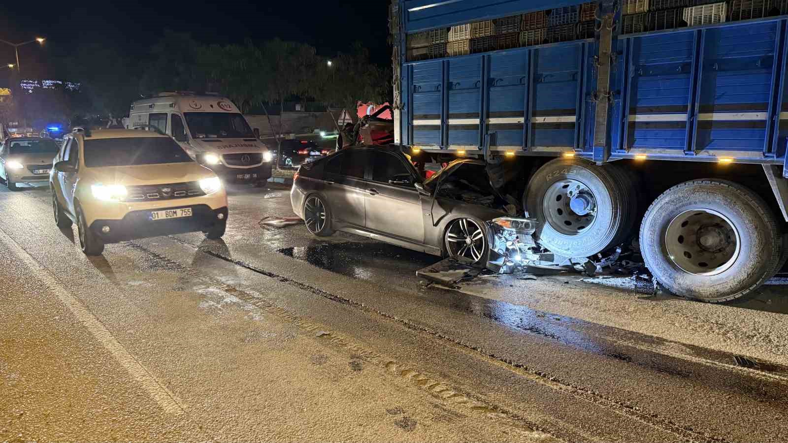 Lüks otomobil kamyona ok gibi saplandı: 1 ölü, 2 yaralı 7 luks otomobil kamyona ok gibi saplandi 1 olu 2 yarali 3 S8nmIFNA