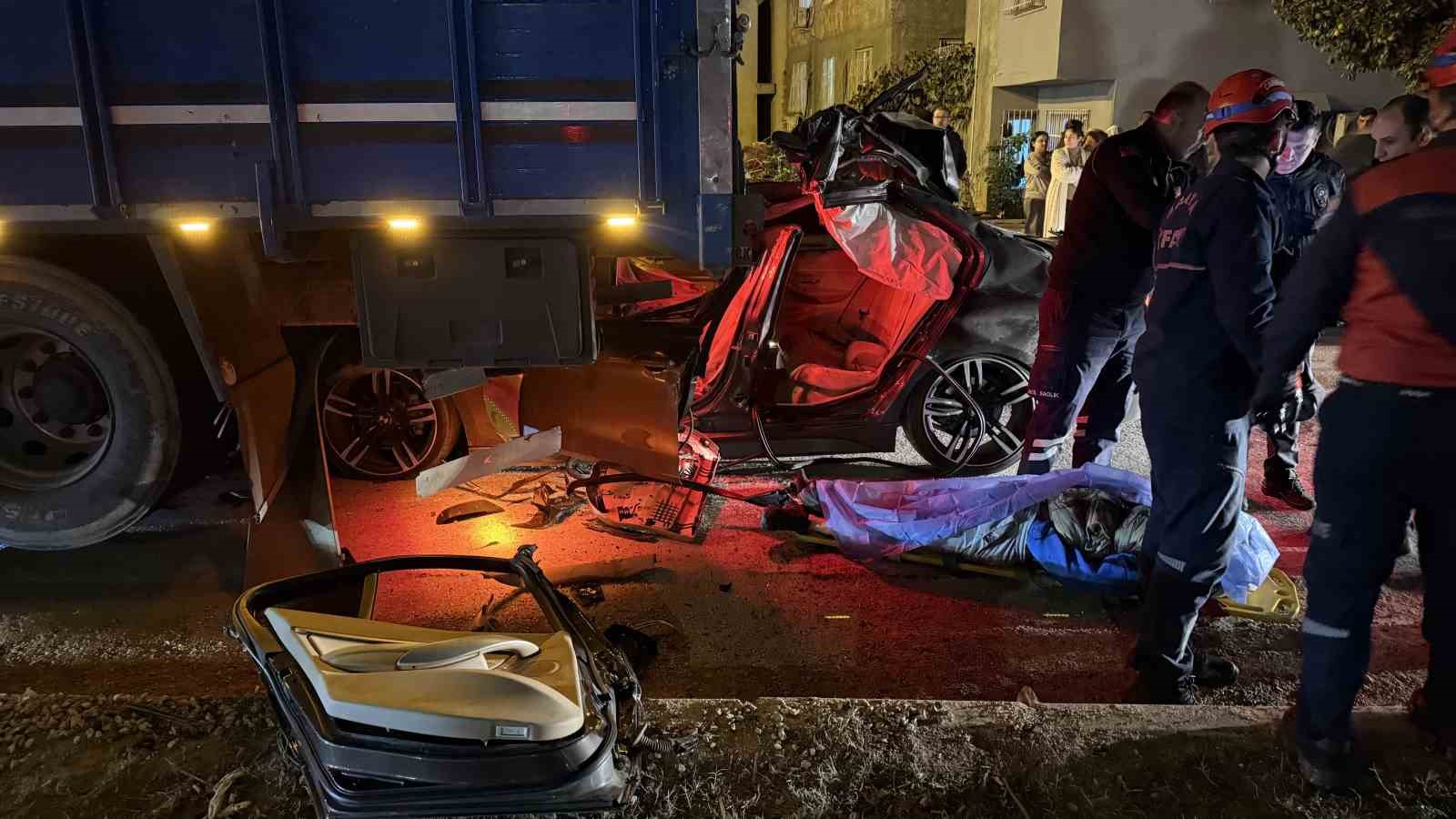 Lüks otomobil kamyona ok gibi saplandı: 1 ölü, 2 yaralı 10 luks otomobil kamyona ok gibi saplandi 1 olu 2 yarali 6 B6SiMU2f