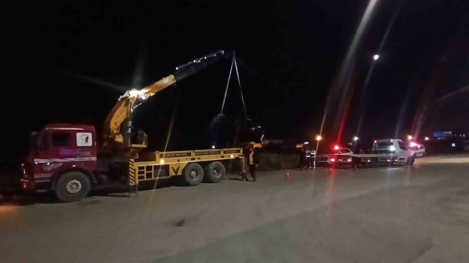 luks otomobil kanala uctu surucu aractan cikip olay yerinden ayrildi 1 zMHZzKZ3