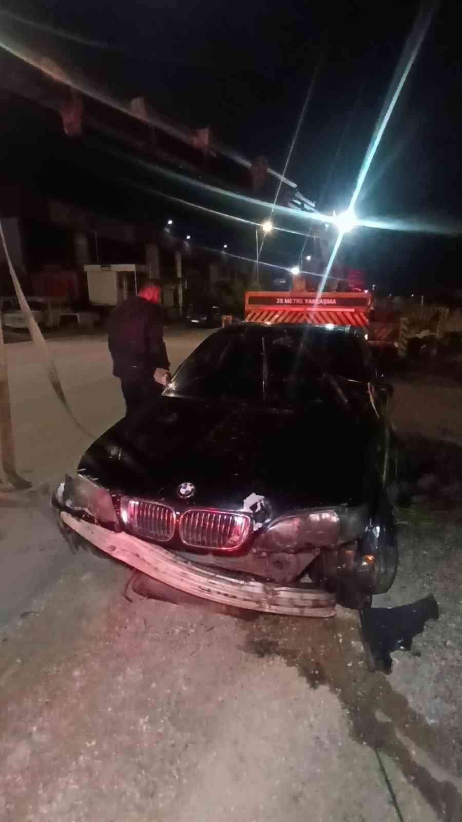 luks otomobil kanala uctu surucu aractan cikip olay yerinden ayrildi 4 eIMdXDTm
