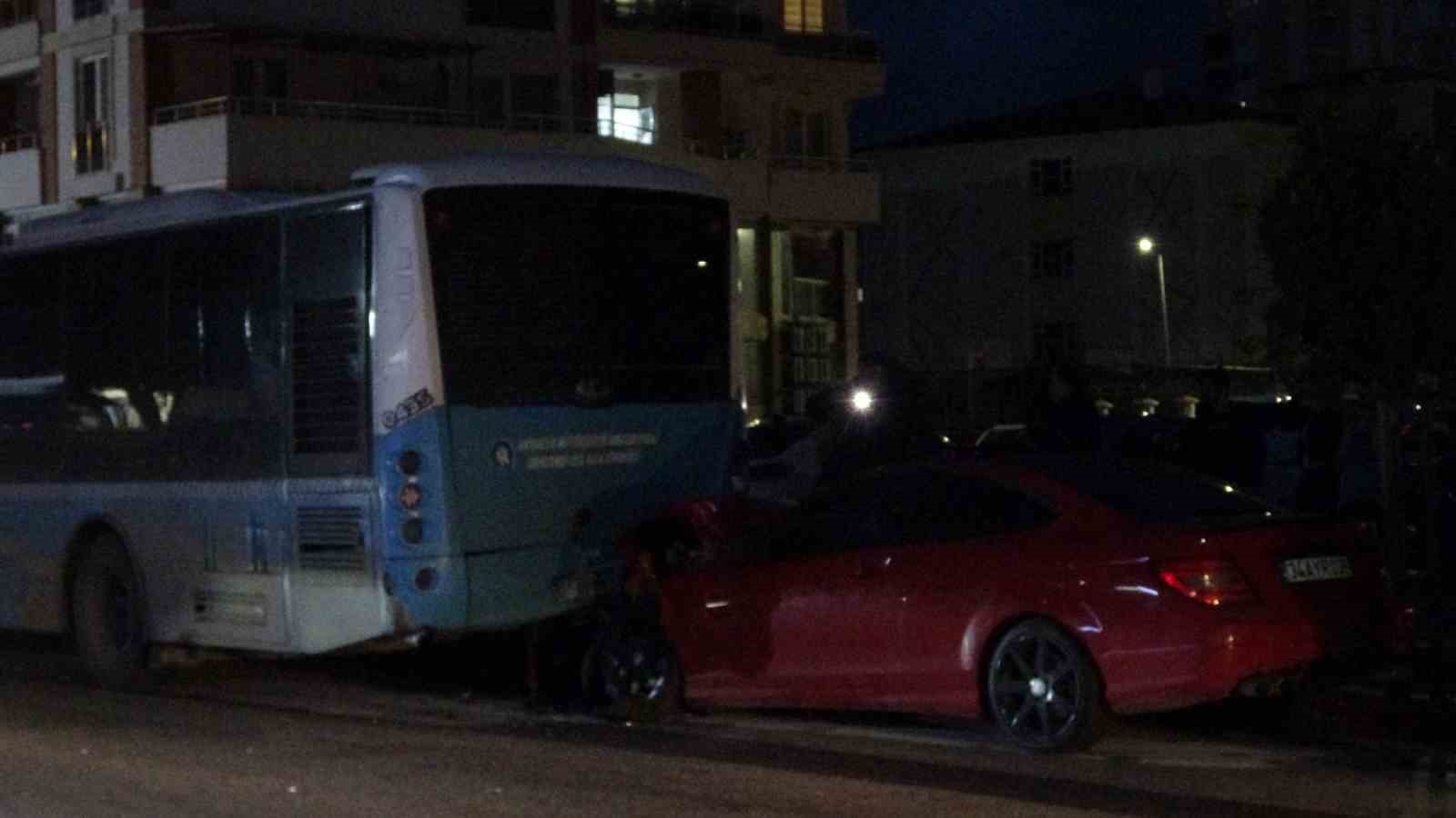 luks otomobil park halindeki otobuse carpti 4 ZggUUfXw