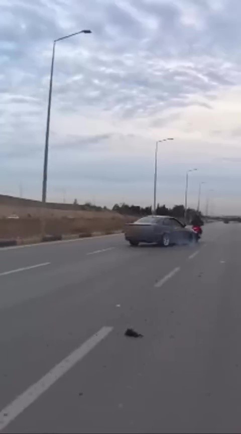 luks otomobil yolda drift yapti motosikletli son anda kurtuldu 0 5fvR7CMM