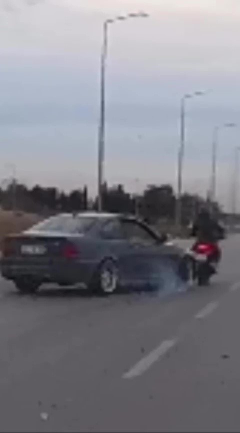 luks otomobil yolda drift yapti motosikletli son anda kurtuldu 1 j4kaAIZU