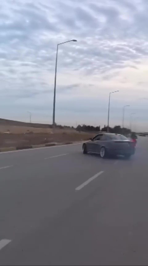 luks otomobil yolda drift yapti motosikletli son anda kurtuldu 4 IhUygmmZ