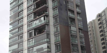 luks-sitenin-cam-balkonlari-lodosla-beraber-uctu-CI3tfx1F.jpg