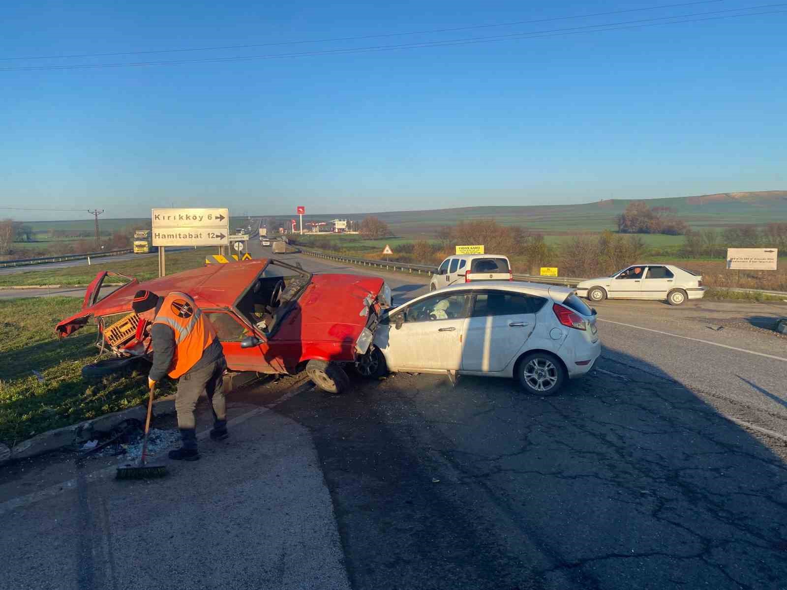luleburgazda kavsakta carpisan otomobillerin suruculeri yaralandi 0 B1vd3vzn