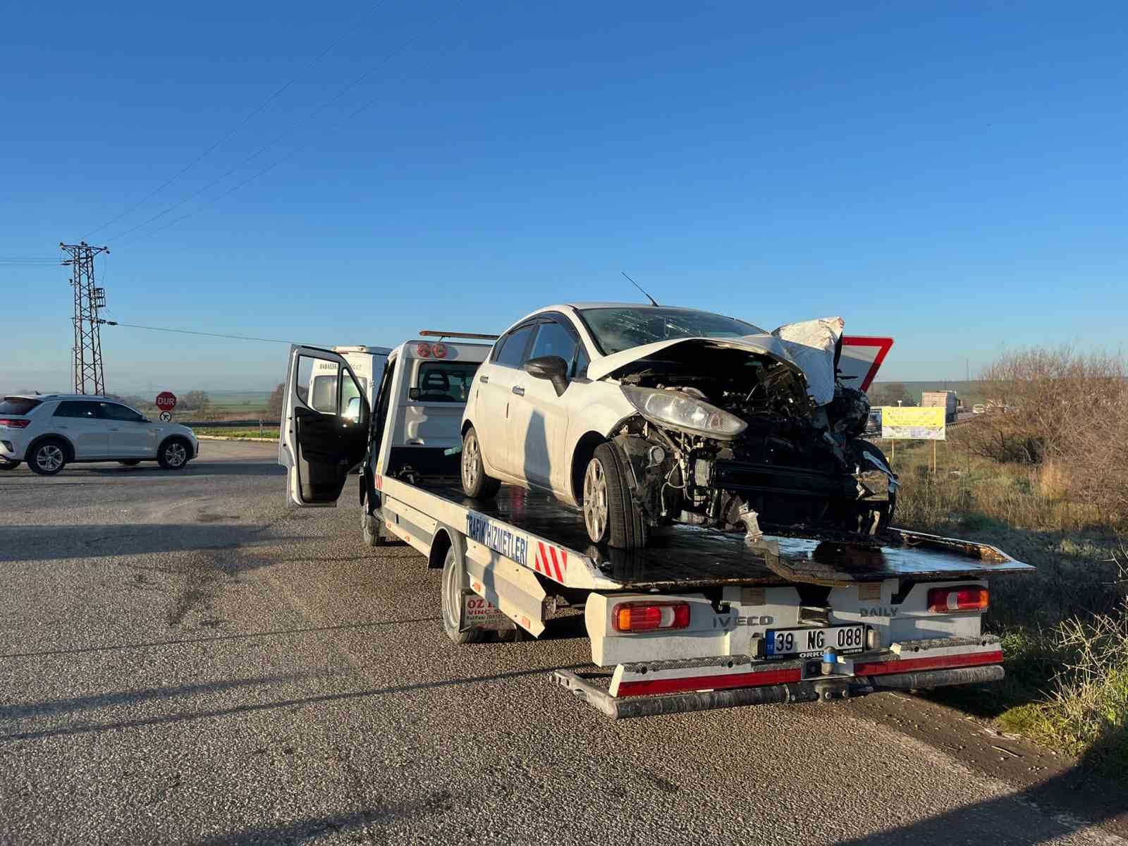 luleburgazda kavsakta carpisan otomobillerin suruculeri yaralandi 1 KULJNzNI