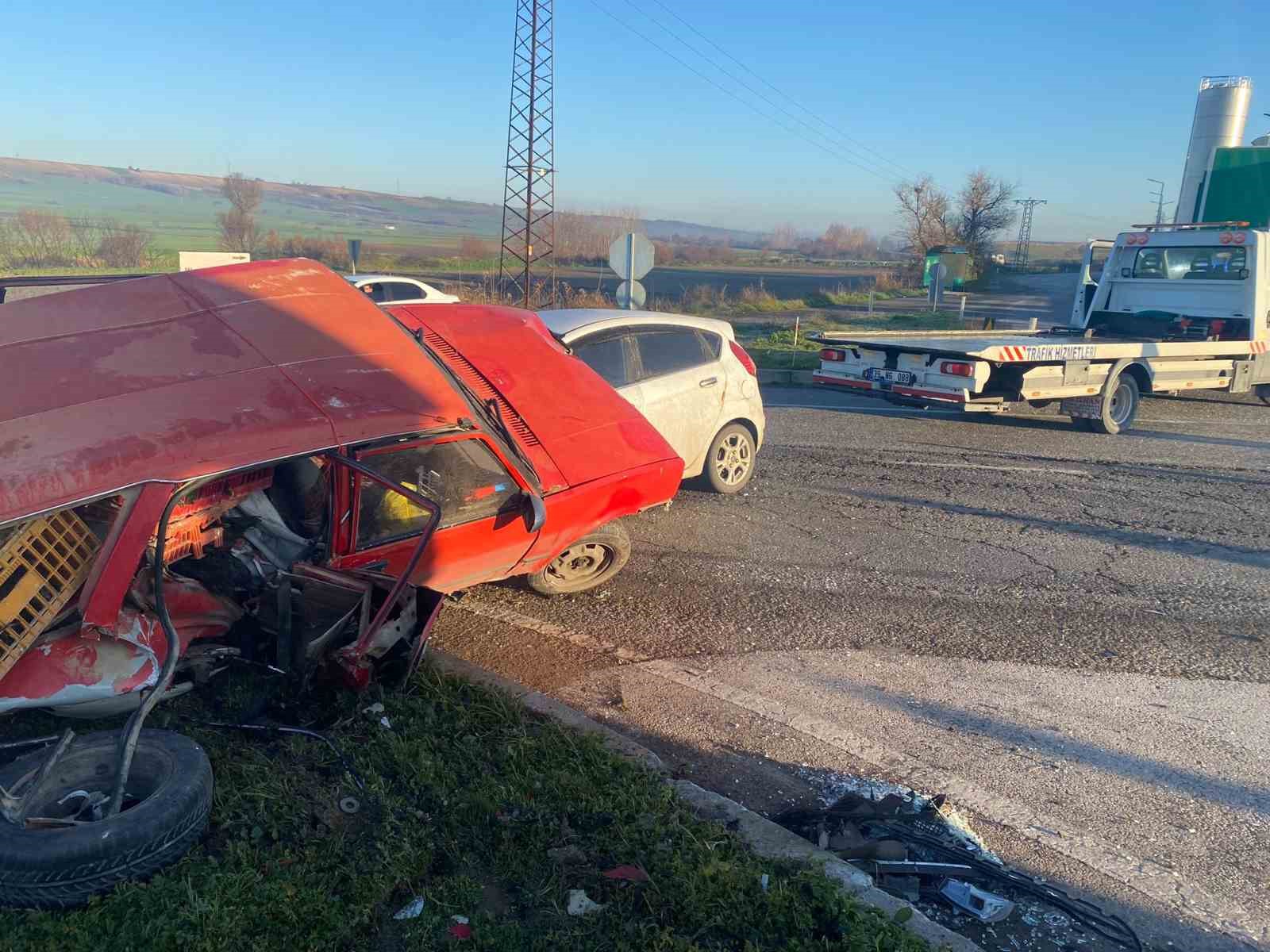 luleburgazda kavsakta carpisan otomobillerin suruculeri yaralandi 2 WBtnbUhi