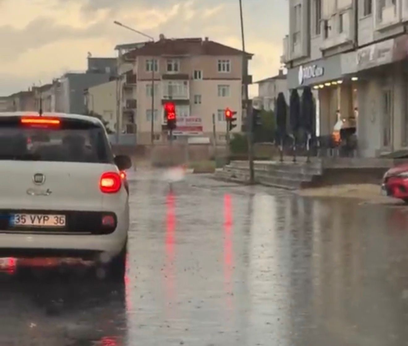 luleburgazda saganak yagis hayati felc etti cadde ve sokaklar gole dondu 2 YBQ3DBOz