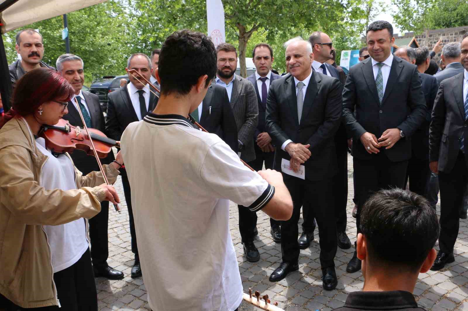 maarifin kalbinde marifetli genclik fuarina yogun ilgi 3 UaNdaAeB