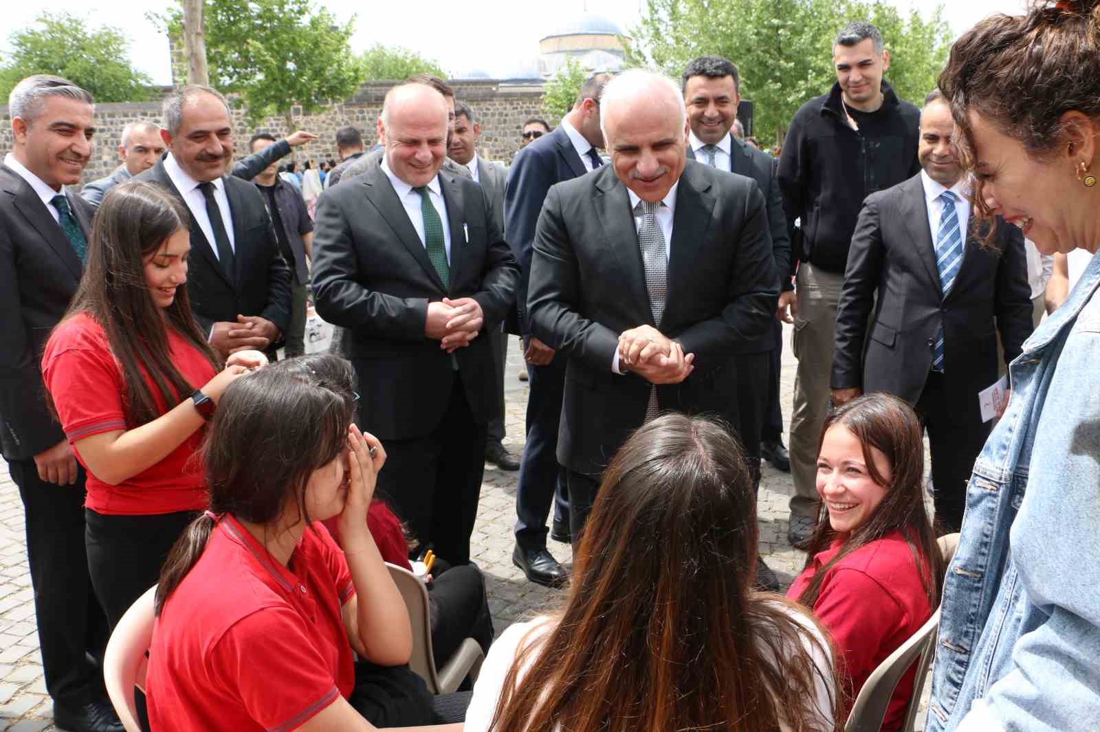 maarifin kalbinde marifetli genclik fuarina yogun ilgi 4 RaR9liWb