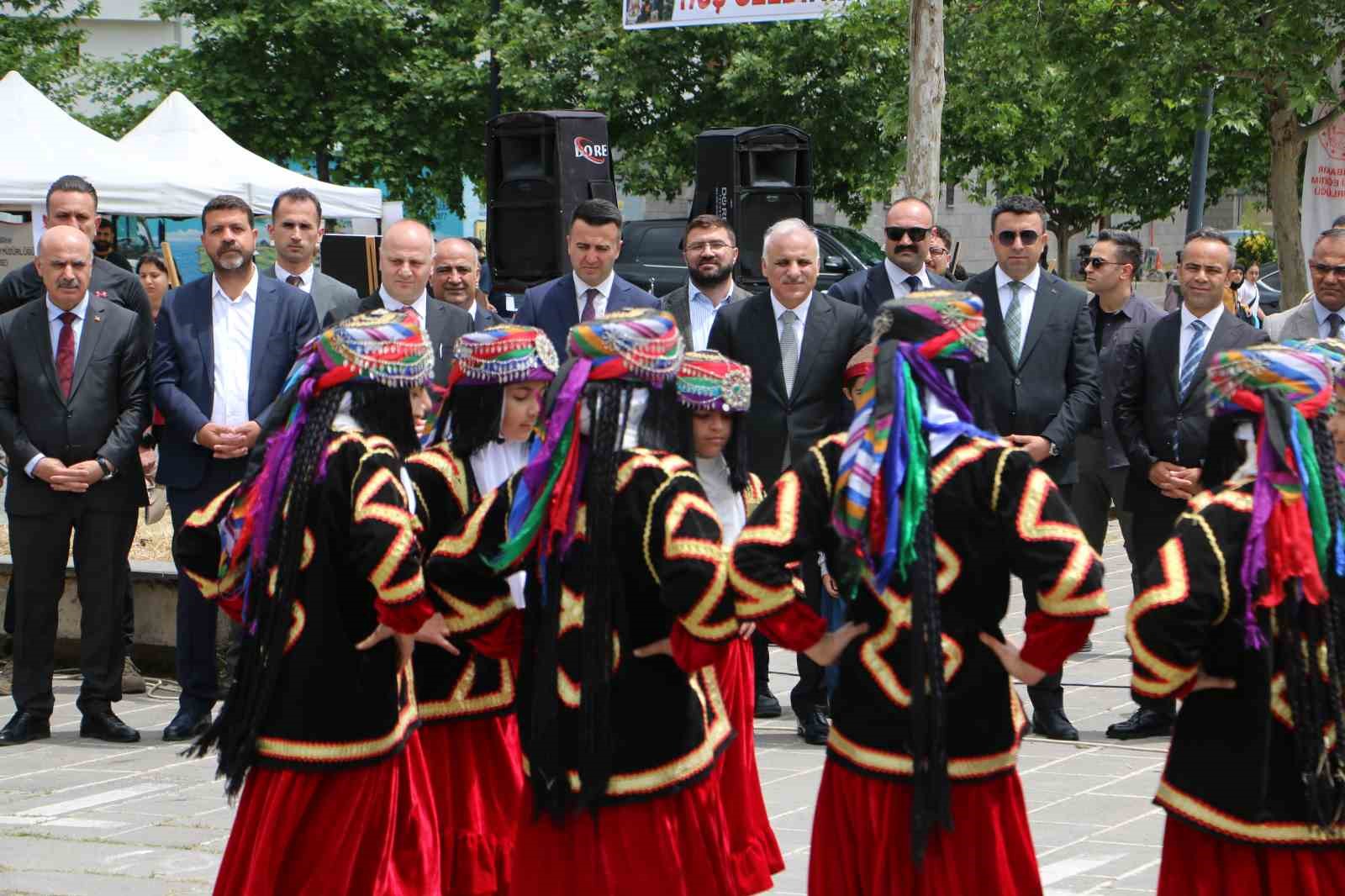 maarifin kalbinde marifetli genclik fuarina yogun ilgi 6 Q5hTzDNs