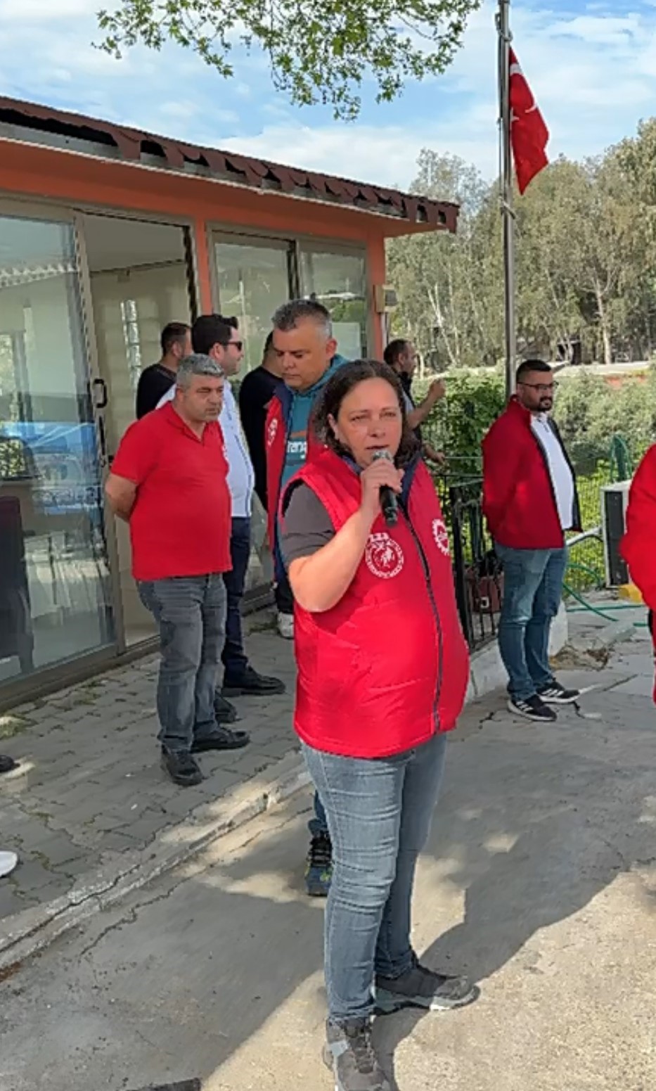 Maaş alamayan Karşıyaka Belediyesi işçilerinden Başkan İşçimenler’e tepki 4 maas alamayan karsiyaka belediyesi iscilerinden baskan iscimenlere tepki 0 vbJirgu4