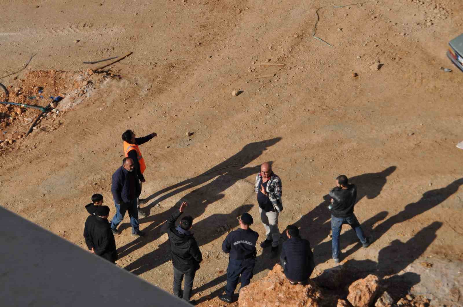 Maaşını alamayınca vincin tepesine çıktı, banka hesabına yatan parayı teyit edip indi 7 maasini alamayinca vincin tepesine cikti banka hesabina yatan parayi teyit edip indi 3