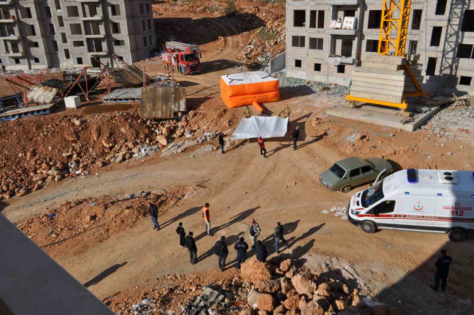 Maaşını alamayınca vincin tepesine çıktı, banka hesabına yatan parayı teyit edip indi 8 maasini alamayinca vincin tepesine cikti banka hesabina yatan parayi teyit edip indi 4 KF4pFTVc