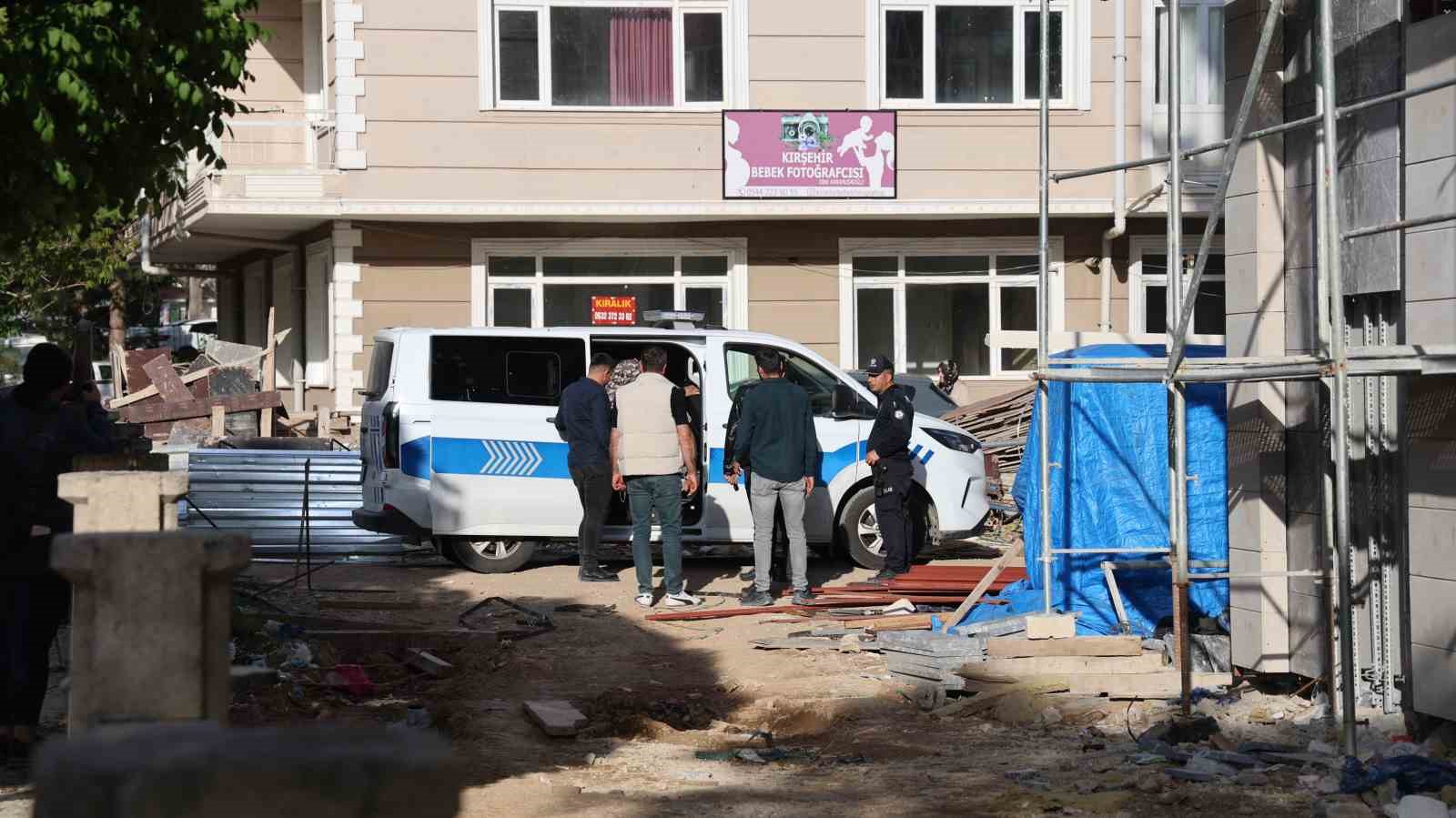 maaslarini alamadiklarini iddia eden arkadaslari iskeleye cikti o calisti 3 f3ZWpUqL