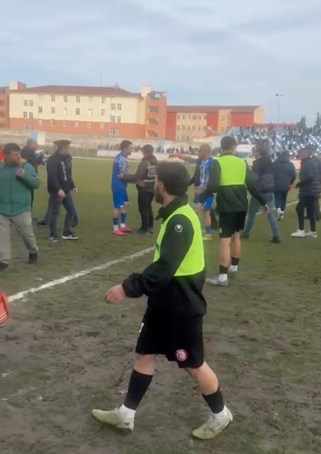mac sonu saha karisti 3 futbolcu yaralandi 3