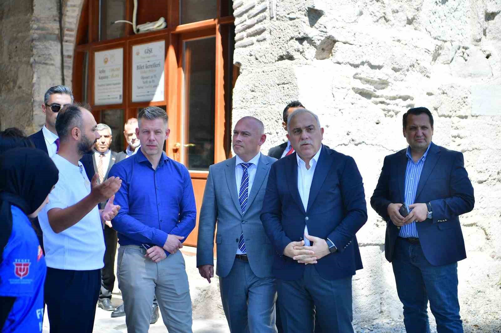macaristan basbakani peter magyar yedikule hisarini ziyaret etti 1 PU7D3UQQ