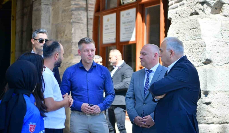 macaristan-basbakani-peter-magyar-yedikule-hisarini-ziyaret-etti-NlEq15cg.jpg