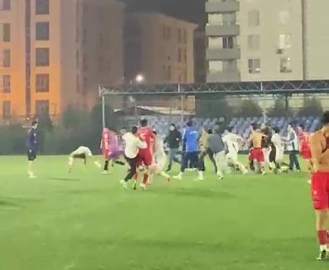 macin bitis duduguyle futbolcular birbirine girdi 0 M2SSpXN6