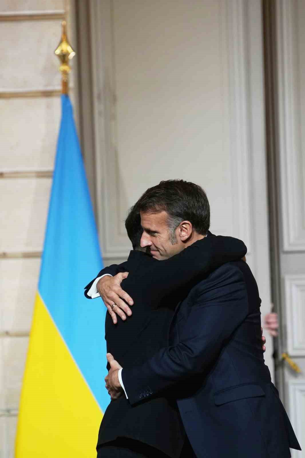 macron toprak meselelerini tartisabilecek tek taraf ukraynadir 4