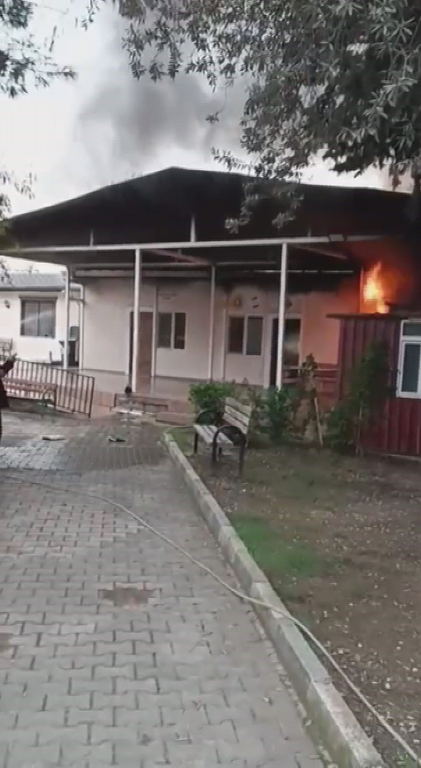 madde bagimlisi arkadasina kizip cadiri yakinca prefabrik ofiste alevlere teslim oldu 6 JjJEMPNA