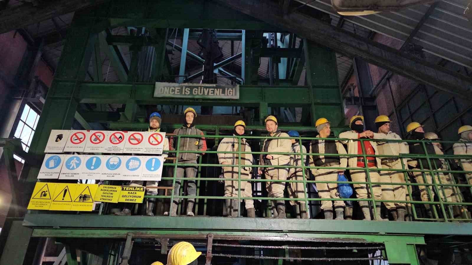 maden faciasinda hayatini kaybeden 263 madenci dualarla anildi 0 WlOs7WdK