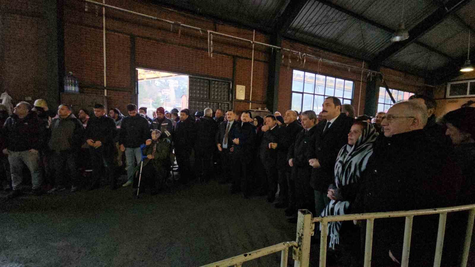 maden faciasinda hayatini kaybeden 263 madenci dualarla anildi 2