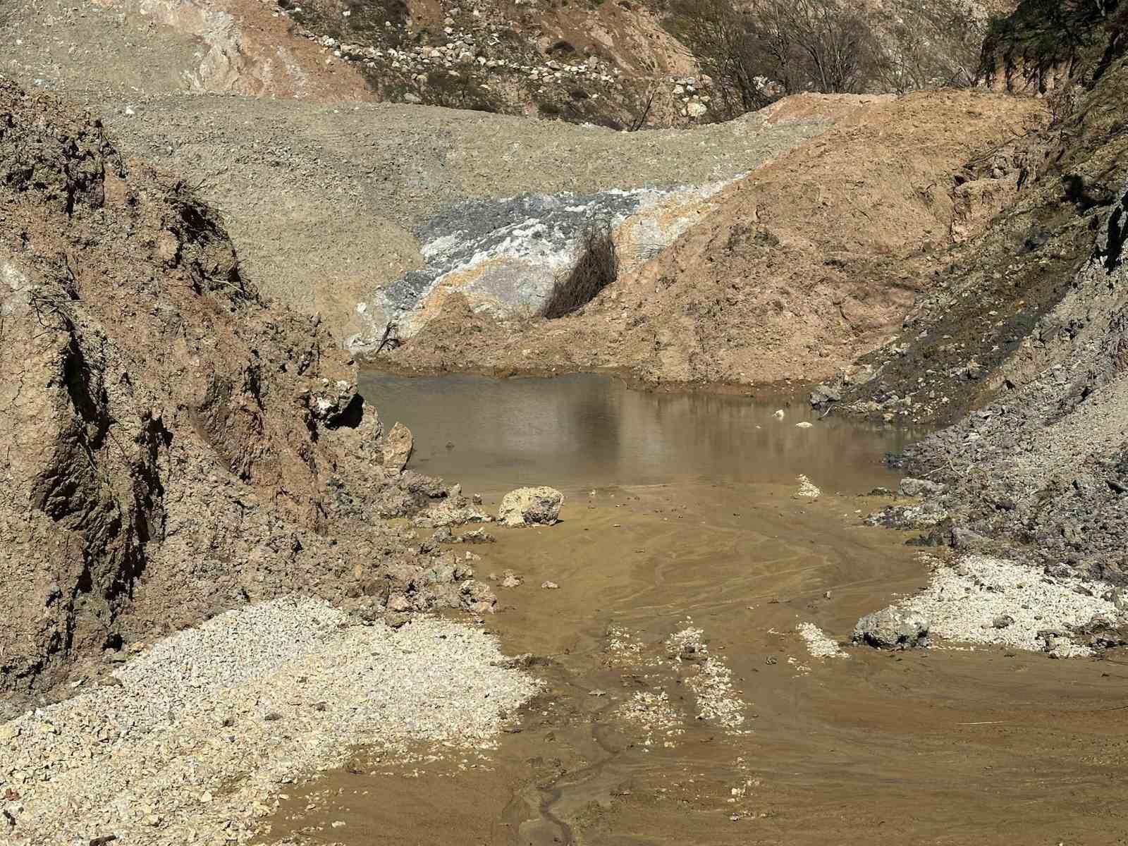 maden ocaginin atiklari suya ve topraga karismaya devam ediyor 3 imNzYghN