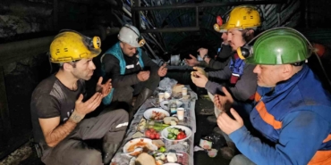 madencilerin-yerin-120-metre-altinda-ilk-sahur-heyecani-5U86mGaN.jpg