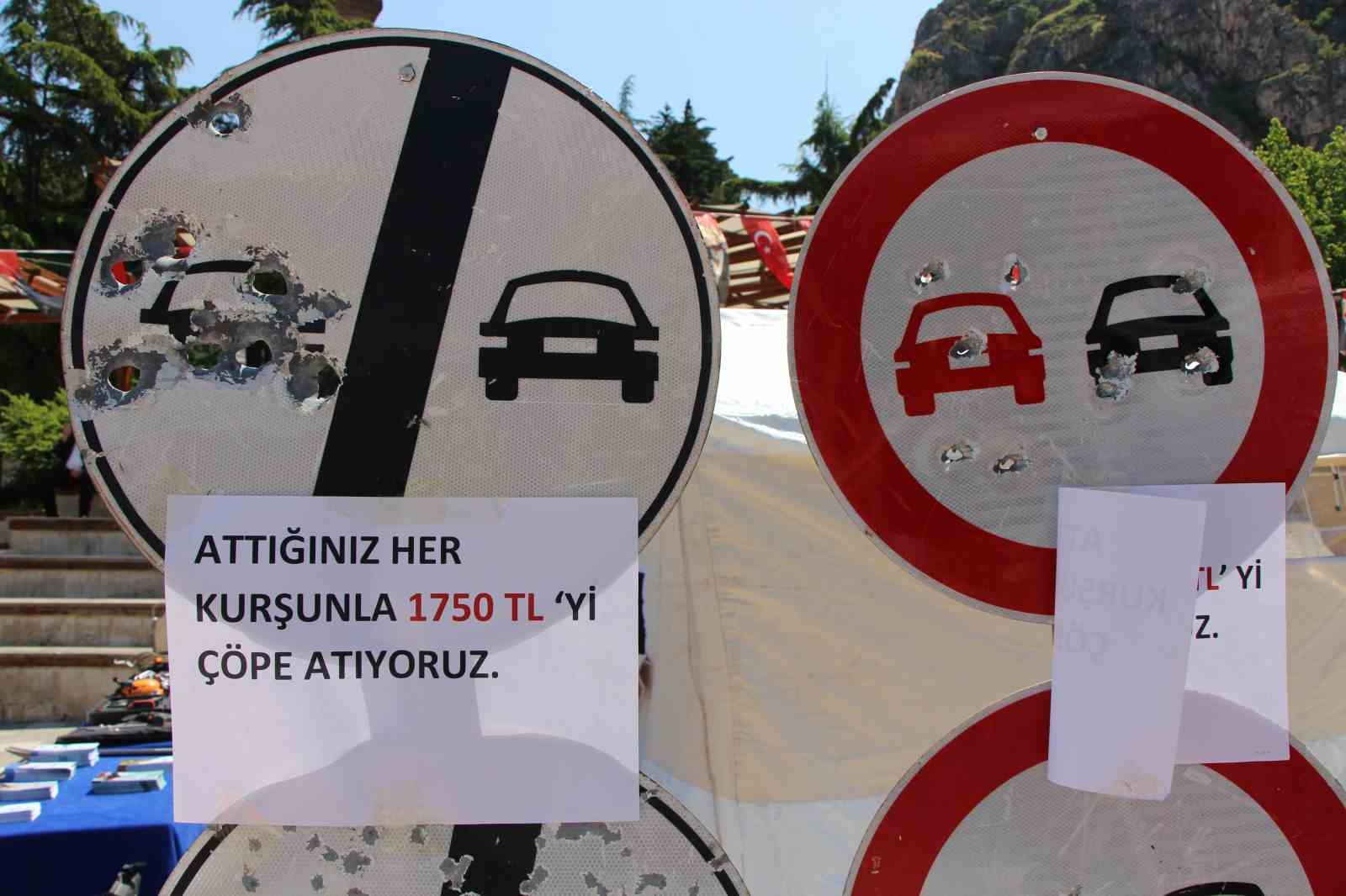 Magandaların hedef tahtası trafik levhaları sergilendi: Yenilenme bedeli 5 bin TL’yi buluyor 5 magandalarin hedef tahtasi trafik levhalari sergilendi yenilenme bedeli 5 bin tlyi buluyor 1 NHmPXBGM